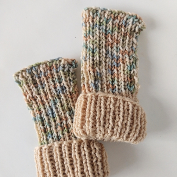 Gloves Fingerless Hand Crafted Tan Blue Green Knit Boho Winter Essential - Picture 2 of 14